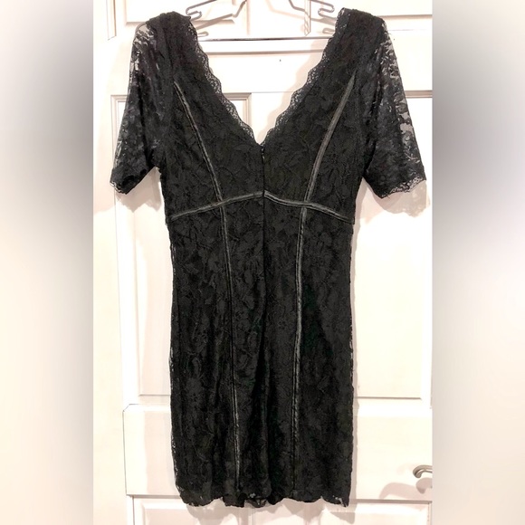 2B BEBE all over black lace dress with trim short sleeves size L EUC - Picture 3 of 8
